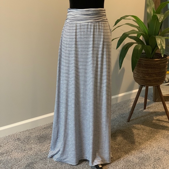 Max Studio Gray Striped Maxi Skirt Size 